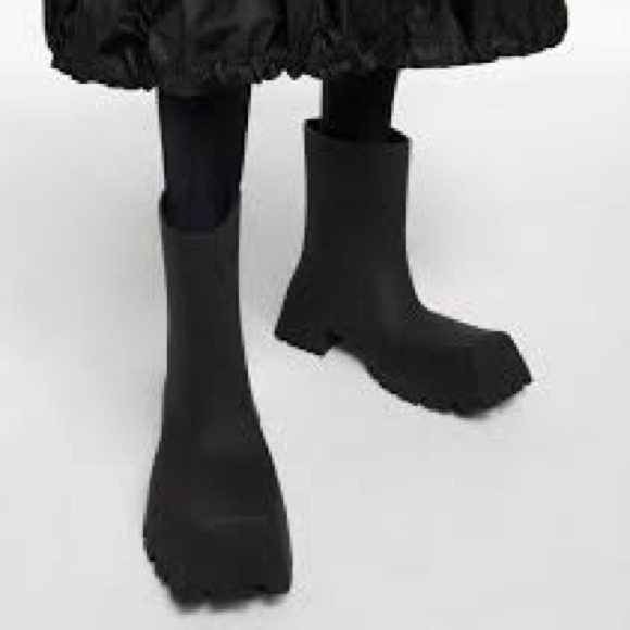 Step Boldly with the Balenciaga Trooper Rubber Boots –Rugged Elegance for Women! - Picture 4 of 15